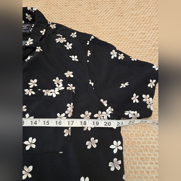 Abercrombie &Fitch Short Sleeve Button Up Black Floral Size Medium - Picture 5 of 9